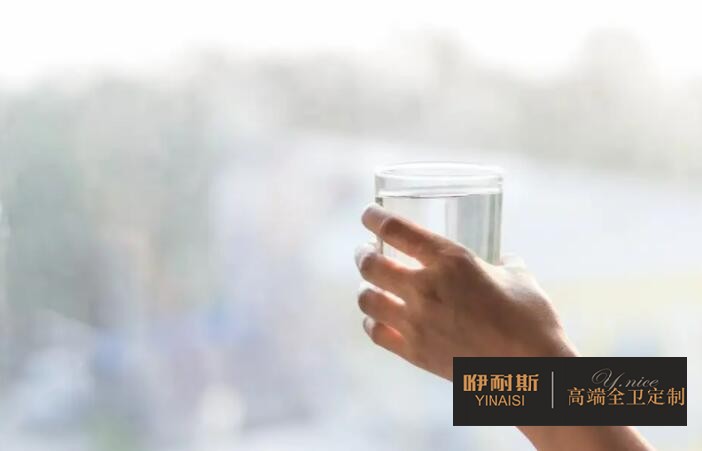 在鏡柜和主柜里，可以放上一杯水